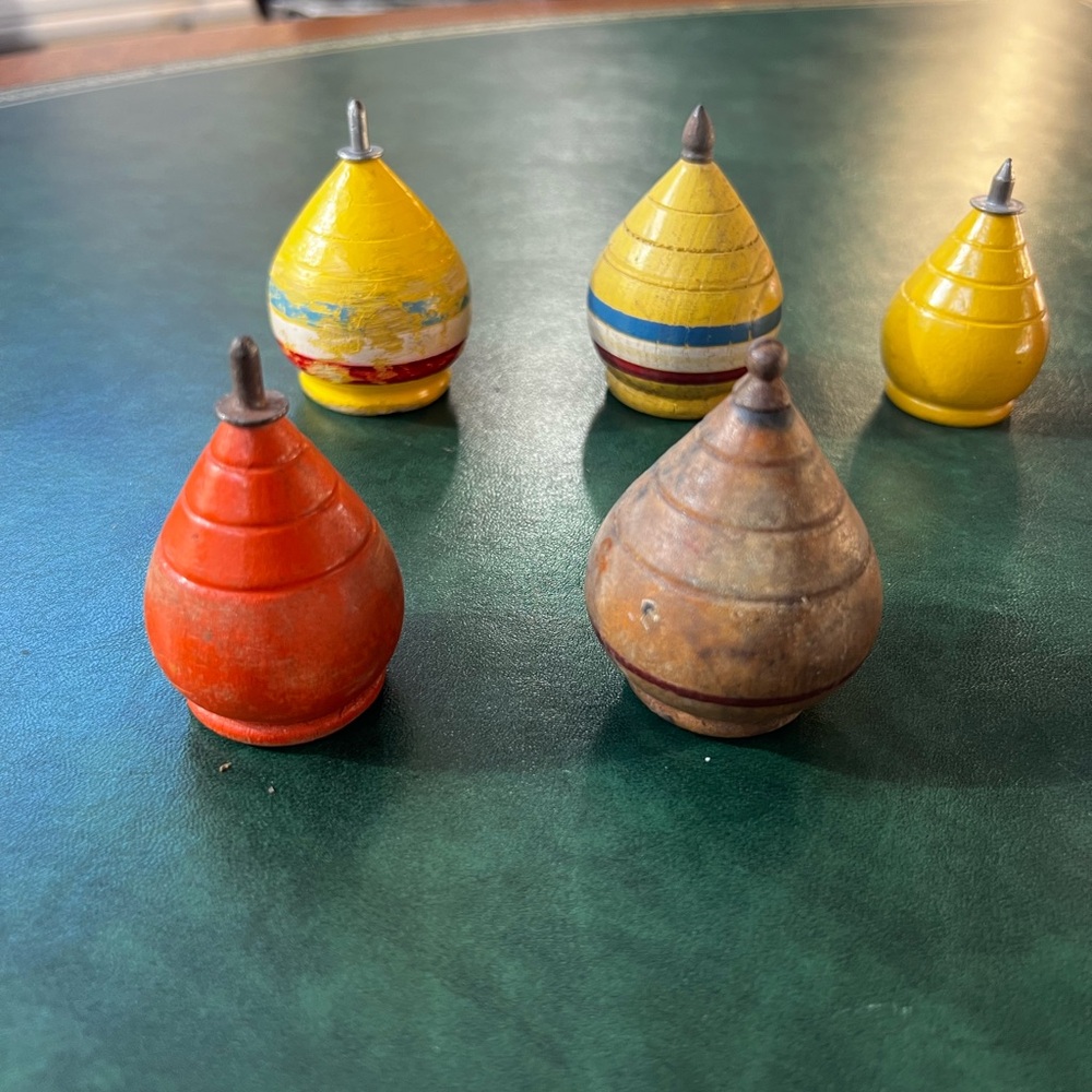 Buyer’s Choice Lot #6 of Antique Vintage Painted Wooden Spinning Tops - Picture 4 of 11